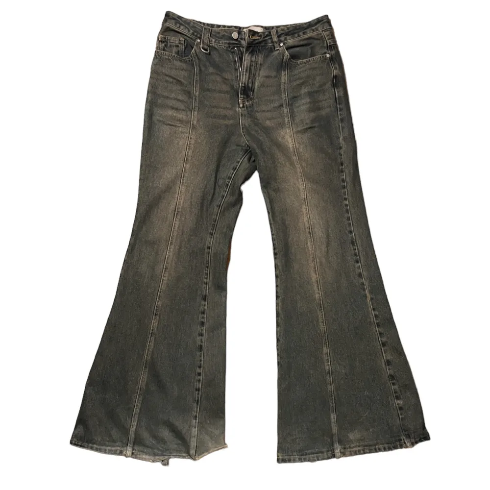 Baggy flared pants Size tag XL = 32 Waist across 45cm Rise 33cm Length 112cm Inseam 71cm Opening 33cm . Jeans & Byxor.