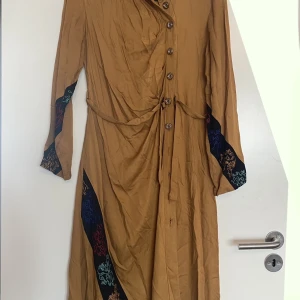 Klänning  - Fint skick klänning  👉Strl:M 👉Pris:300:- 🌱Rökfritt finns kanariefågel hemma  