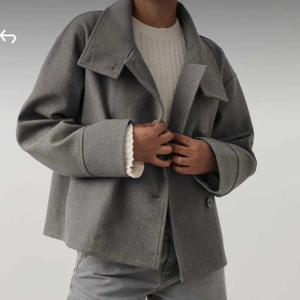 Denna grå jacka är köpt från Gina. Använt 2 gånger . Jackor.