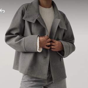 Denna grå jacka är köpt från Gina. Använt 2 gånger 