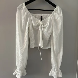 Vit topp - Oanvänd Strl: 38