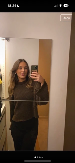 Brun stickad - Brun stickad tröja med vida armar, bra skick och supermysig till hösten🍂❤️‍🔥🍁