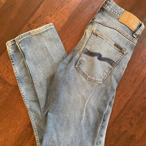 Nudie Jeans - Jeans från Nudie Jeans. Raka ben. Ljus tvätt. 