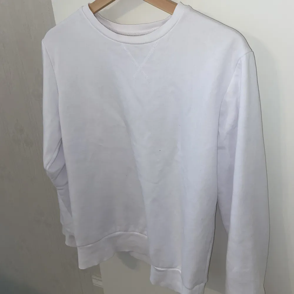 Säljer denna vita sweatshirt eftersom den nästan aldrig kommer till användning. Skriv för fler frågor. Tröjor & Koftor.