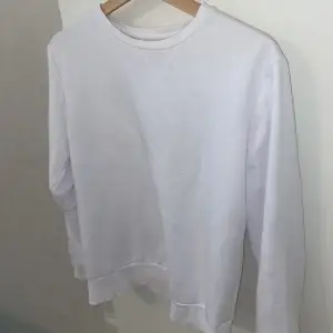 Säljer denna vita sweatshirt eftersom den nästan aldrig kommer till användning. Skriv för fler frågor
