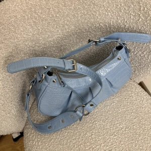 Väska  - Väska i nyskick från Gina Tricot! Knappt använd och därav nyskick🌸Axelbandet är ljusterbart!