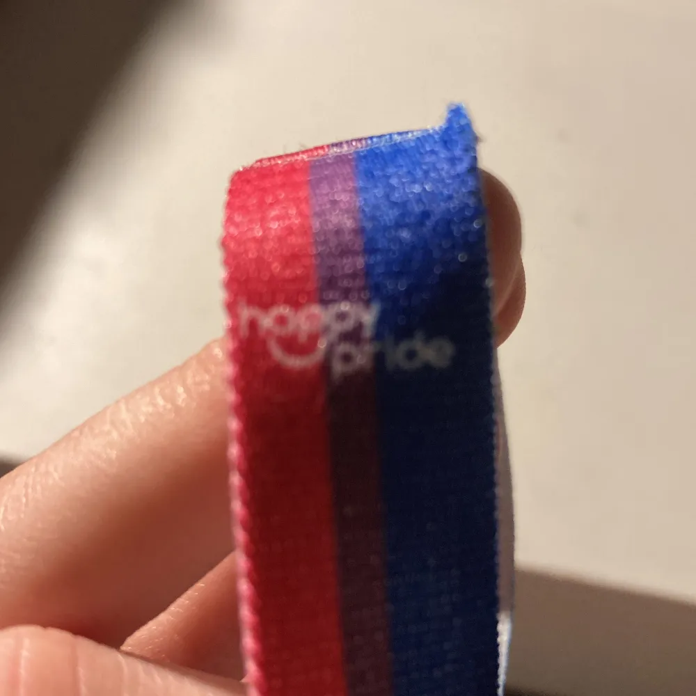 Bisexuella flaggan i ett arm/fotband från Happy Pride,fint skick, oanvänd  och har stretch i sig. Accessoarer.