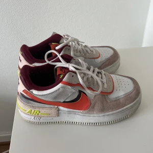 Air force 1 - Använda fåtal gånger, säljer då de är lite för små för mig 