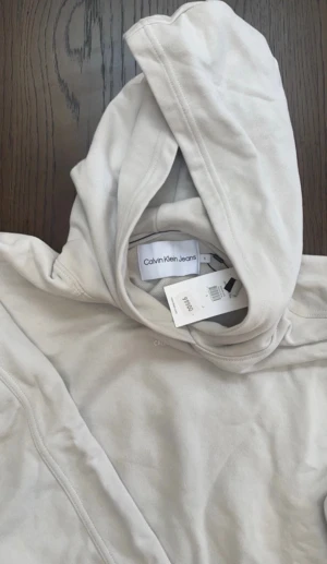 Calvin Klein  - Fin beige Calvin Klein Hoodie, aldrig använd. Köpt för 1000 säöjer för 550kr.(köparen står för frakten)