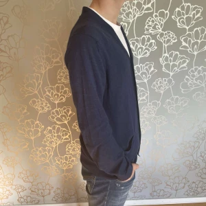 Mango kofta - En skön kofta från mango| skick: 8/10 använd några gånger| nypris:1000 vårt pris:550| strl M, killen på bilden är 175 cm lång| hör av dig vid frågor eller funderingar🤗