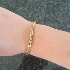 Guldigt armband - Tja säljer detta jätte fina armand. Det är helt nytt och aldriganvänt. Armbandet är vattentätt. Armbandet är 20 cm långt så passar de flesta.  Nypris ca 550 kr  Bara att fråga om du undrar något😉