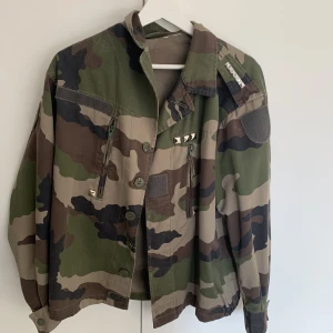  kamouflagejacka  - Nästan aldrig använd, bra skik