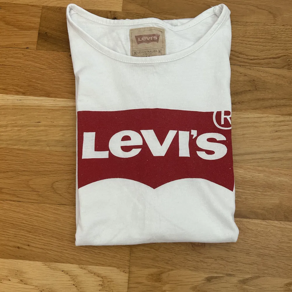 En Levis t-shirt som är köpt för ett tag sedan, har använt den Max 2 gånger, den har inga defekter. Den sitter jätte bra på och formar kroppen! Diskutera pris . T-shirts.