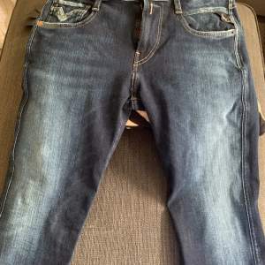 Säljer nu dessa replay jeans beställde dom för några dagar sedan men dom passade inte. Modellen är anbass dom är 10/10 skick helt nya med tags. 1799kr nypris😁