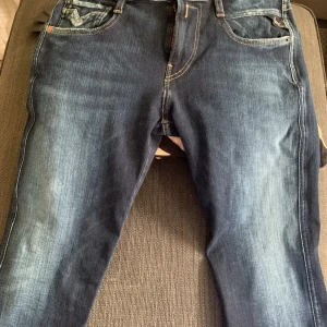 Replay anbass jeans - Säljer nu dessa replay jeans beställde dom för några dagar sedan men dom passade inte. Modellen är anbass dom är 10/10 skick helt nya med tags. 1799kr nypris😁