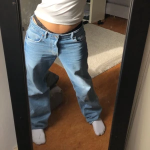 zara jeans  - ett par supersnygga lågmidjade zara jeans i stlk 36, säljer då de ej klmmer till användning (har små detaljer bak på byxan)