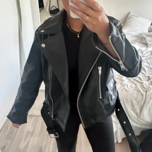 SKINNJACKA - skinnjacka från hm premium, använd 1 gång 