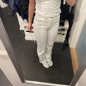Säljer dessa vita jeans som jag nästan aldrig använt. 