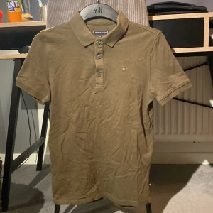Tommy Hilfiger Piké - Säljes pågrund av att jag växt ut den. Har använd den ca 4 ggr så den är i gott skick. 8/10