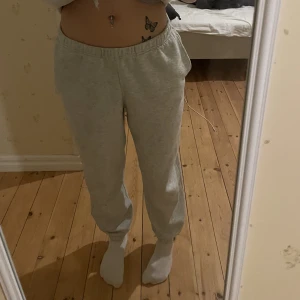 Lågmidjade Gråa mjukis - Köpt från Gina. Använt men fortfarande lika bra. Kommer inte till användning längre då dom bara ligger i min garderob. Lågmidjade i midjan. Storlek S men skulle passa XS också