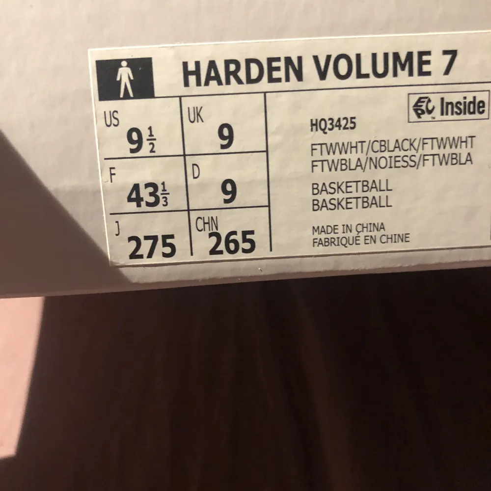 Säljer mina sprillans nya harden Vol 7 då dem var förstora, som sagt är skorna aldrig använda och säljes till ett riktigt bra pris med tanke på att de kostar runt 1700 nypris 😁(är prutbar vid snabb affär). Skor.