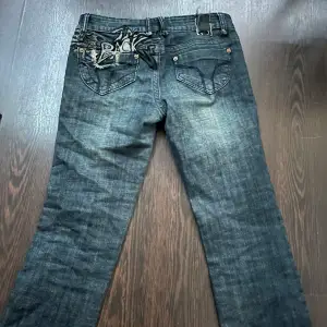 Supersnygga low waist jeans med superfin baksida. Korta. De är xxs men skulle säga xs/s. Midjemått 38cm och innerbenslängd 70cm