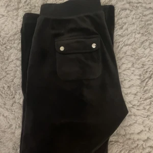 Juicy Couture byxor - Säljer mina juicy couture byxor, de är fina och använda i fint skick. Storlek S