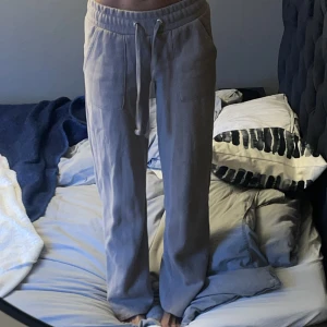 Mysbyxor  - Lågmidjad mysbyxa från lager 157 i färger beige.