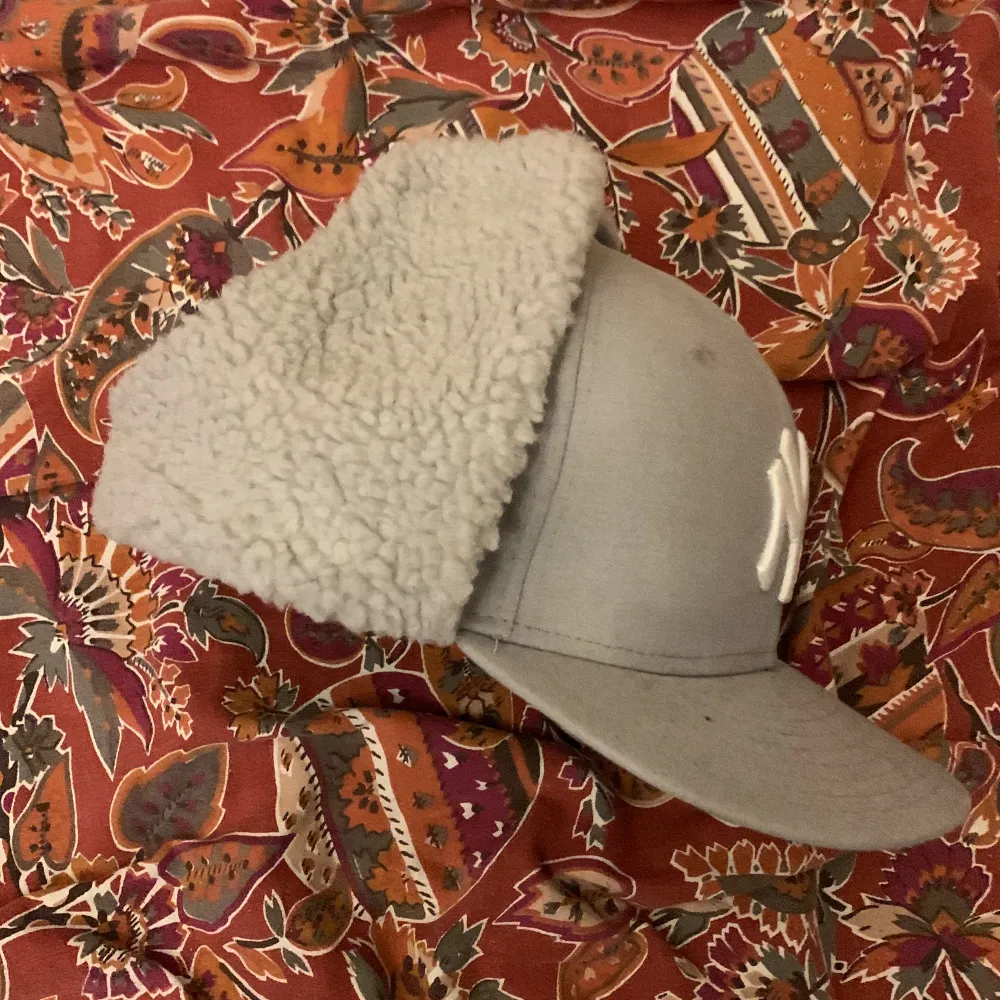 I bought this at a thrift store thinking I was gonna be the shit then two days later I stopped using it realising that I looked like a dumb motherfucker. Btw on the top there is a button missing. Övrigt.