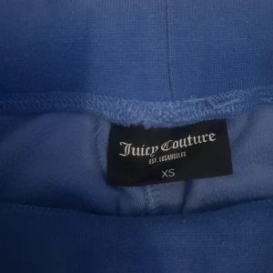 Juicy Couture ljusblå  - Jag har haft dom här i 6 månader det är inget som är sönder allting är som de ska skriv till mig så kan vi diskutera priset ❤️❤️ 
