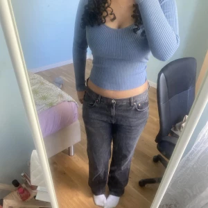 Gina jeans - Jeans köpta från Gina”low straight jeans” i vintras💓använd ett fåtals ggr men varsamt använda och inga alls defekter💞lappen bakom är klippt❤️nypris 499kr . Har två hål inuti för att de va stora vid midjan men syns ej på. Skriv vid frågor🫶🏽 