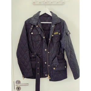 Barbour jacka navy storlek 36  - Barbour international quilt jacket storlek 36 i mörk navy, ofodrad.  Har några år på nacken men i gott skick. 