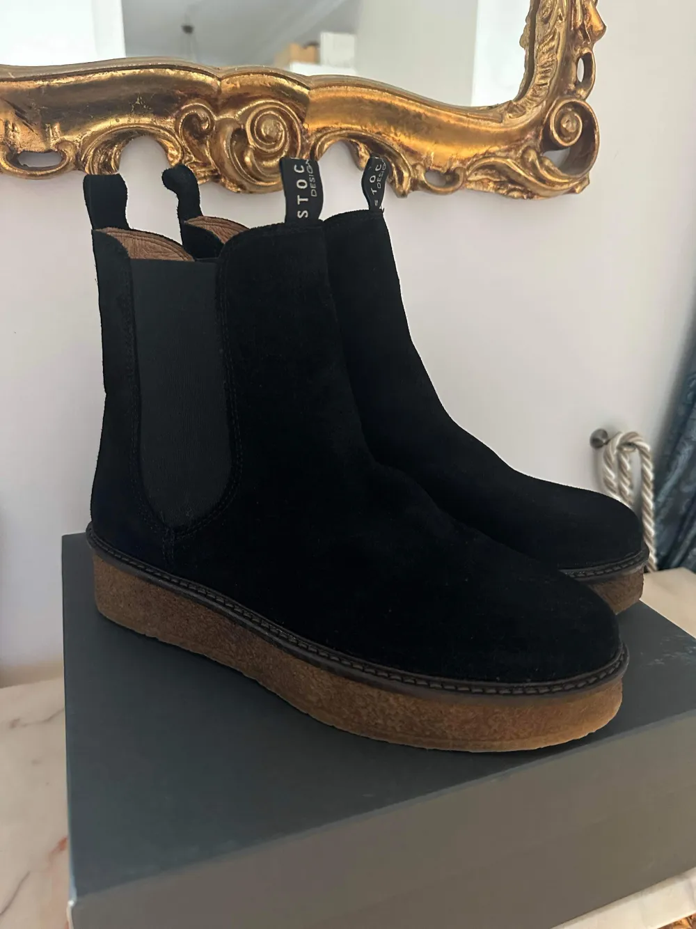 Vinter boots från Stockholm Design Group i storlek 37. I material Nubuck läder. 💕 Helt nya. Köpte de för 1300kr och nu säljer jag för 550kr💕. Skor.
