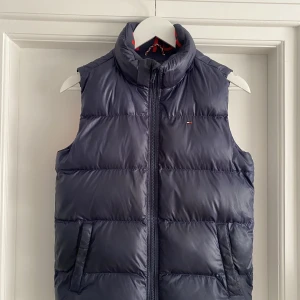 Tommy Hilfiger väst - Tjockare väst i väldigt bra skick. 
