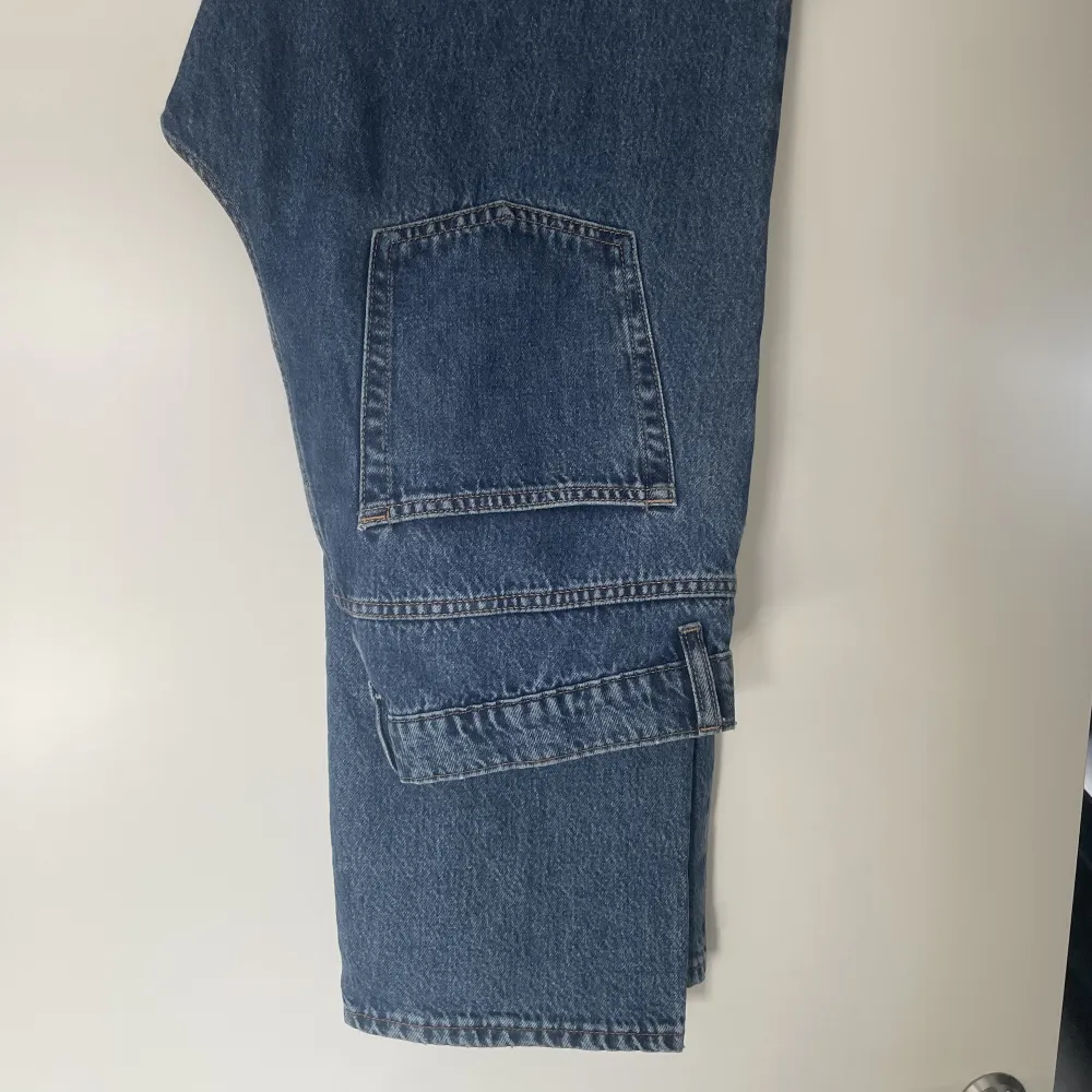 Mörkblå jeans från Carlings egna märke Vailent. Sitter straight/baggy. För stora för mig som är 181 och väger 80. Köpta för 699, inga tecken på användning.. Jeans & Byxor.