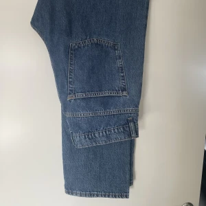 Jeans - Mörkblå jeans från Carlings egna märke Vailent. Sitter straight/baggy. För stora för mig som är 181 och väger 80. Köpta för 699, inga tecken på användning.