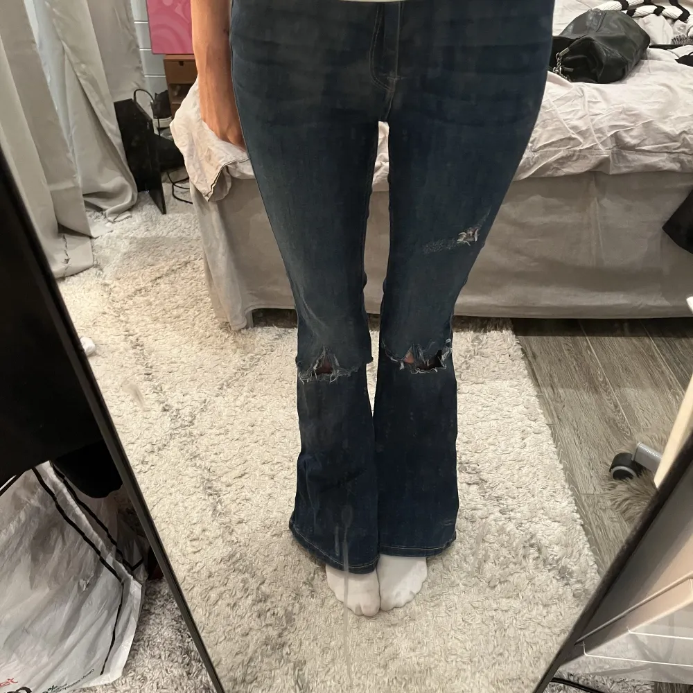 Perfekta bootcut jeansen från dr.denim i nyskick 😊perfekta på mig som är 172!. Jeans & Byxor.