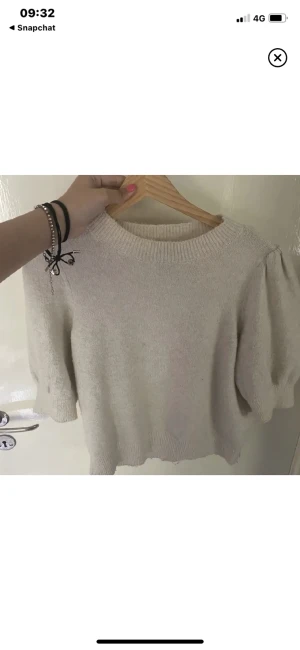 Stickad tröja - Stickad tshirt med ”puffiga” ärmar, säljer igen pga oseriös köpare
