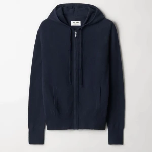 Mörkblå zip up - Soft goat LIKNANDE zip up! Den är identisk med den populära blå zipupen. Tröjan är i blandkashmir och är så snygg och as skön. Lite nopprig men de går enkelt att ta bort med en kashmir kamm <3 Annars i jättebra skick och bara använd några fåtal gånger. 