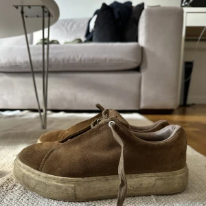 Eytys  - Bruna Eytys i mocka, storlek 38. Säljs i befintligt skick. Sulan går säkert att få vita igen. 