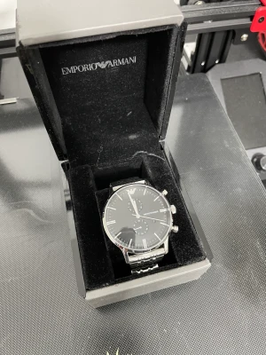 Armani klocka  - Silverlig armani klocka i perfekt skick med orginal förpackningen