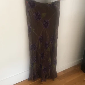 Snygg långkjol  - En jätte fin långkjol den jackpot, storlek 1/xs/s. Perfekt för fösten och sommaren så fin, använd 1-3 gånger. Pris kan självklart diskuteras!