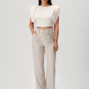 Adoore kostymbyxa - Rutig kostymbyxa med asymmetrisk midja från Adoore. Säljes då den tyvärr inte kommit till användning🌹