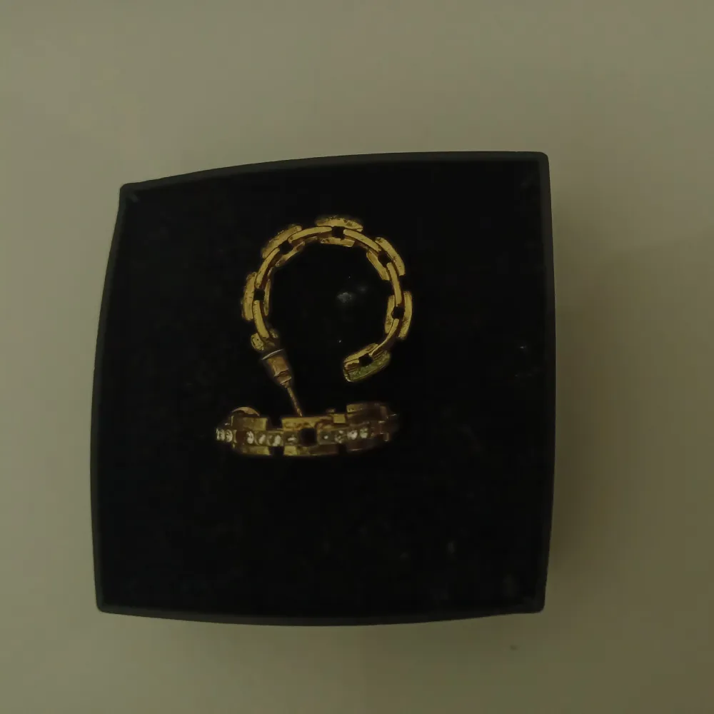 Inte äkta Guld, har små diamanter på örhänge. Super fina och passar med allt. Jag tucker inte om färgat guld, och därför vill jag sälja de.. Asusteet.