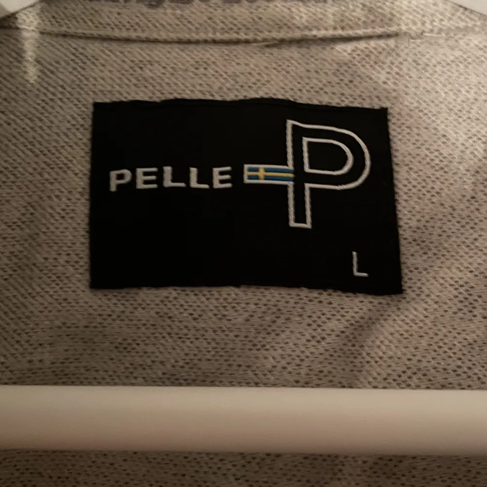 En kvalitativ overshirt från Pelle P. Tål både ordentligare arbete men också passande till semester.. Skjortor.
