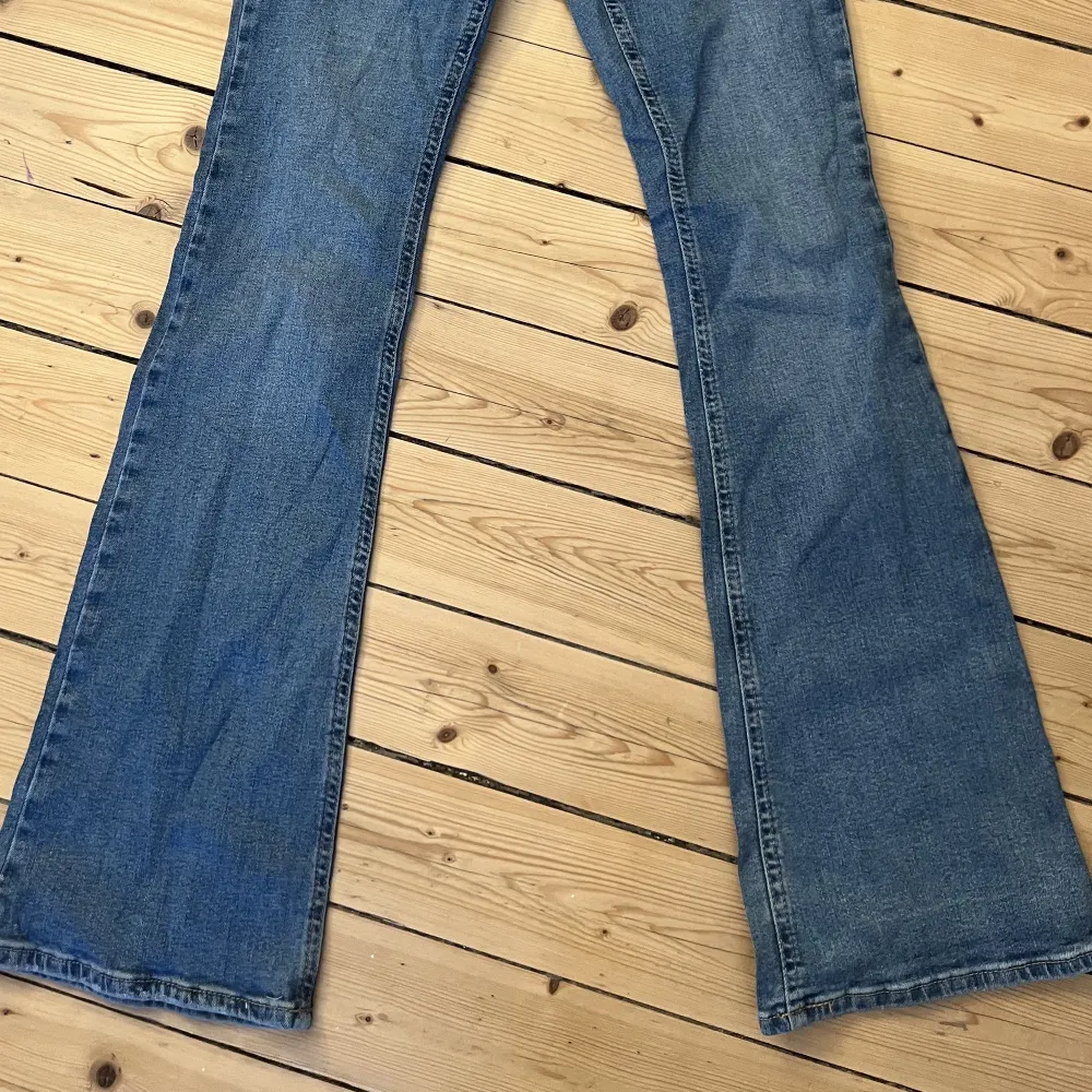 Bootcut low/mid waist jeans från Ginatricot!! Inga tecken på användning, säljer då de blivit för små!!. Jeans & Byxor.