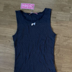 Gulligt linne  - Säljer detta sååå gulliga linnet ❤️😻 Aldrig använt och perfekt som basplagg 😊 Storlek 146/152 men passar som en xs 🫶🏻