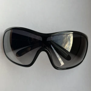 solglasögon från prada - Prada shield solglasögon. Verfifierade av vestiarie, äkta! Boxen är dock trasig