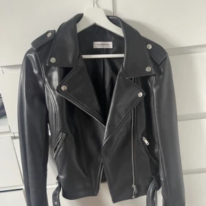 Skinnjacka - Storlek 44 men mer som en 42. Använd fåtal gånger i fint skick!