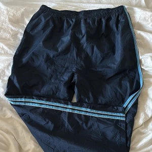 Träningsbyxor  - Jättefina byxor med streck på sidorna. Säljer då jag inte använder de längre.